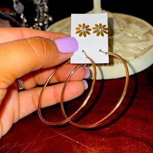 Flowered studs and hoop earrings